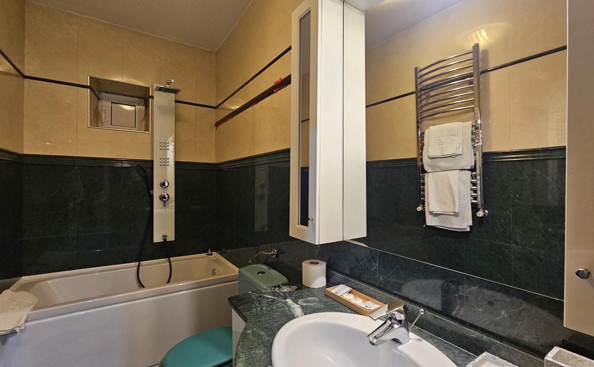 Simple Villa Rooms National Arena Self Check In บูคาเรสต์ ภายนอก รูปภาพ